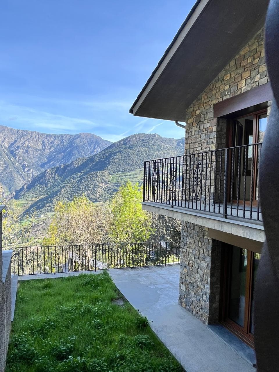 TOUT NEUF VILLA DE NOUVELLE CONSTRUCTION À SANTJULIÀ (AIXIRIVALL) – VUE DÉGAGÉE, JARDIN ET GRANDES TERRASSES