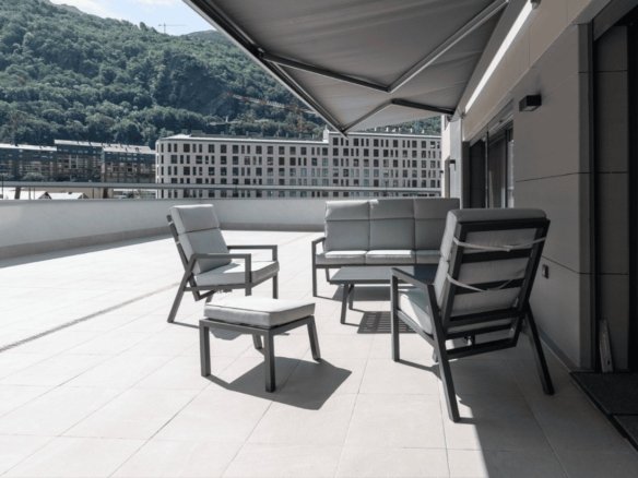 Piso de Reciente construcción con gran terraza de 120 m², 3 dormitorios y 2 plazas de parking en el centro de Andorra.