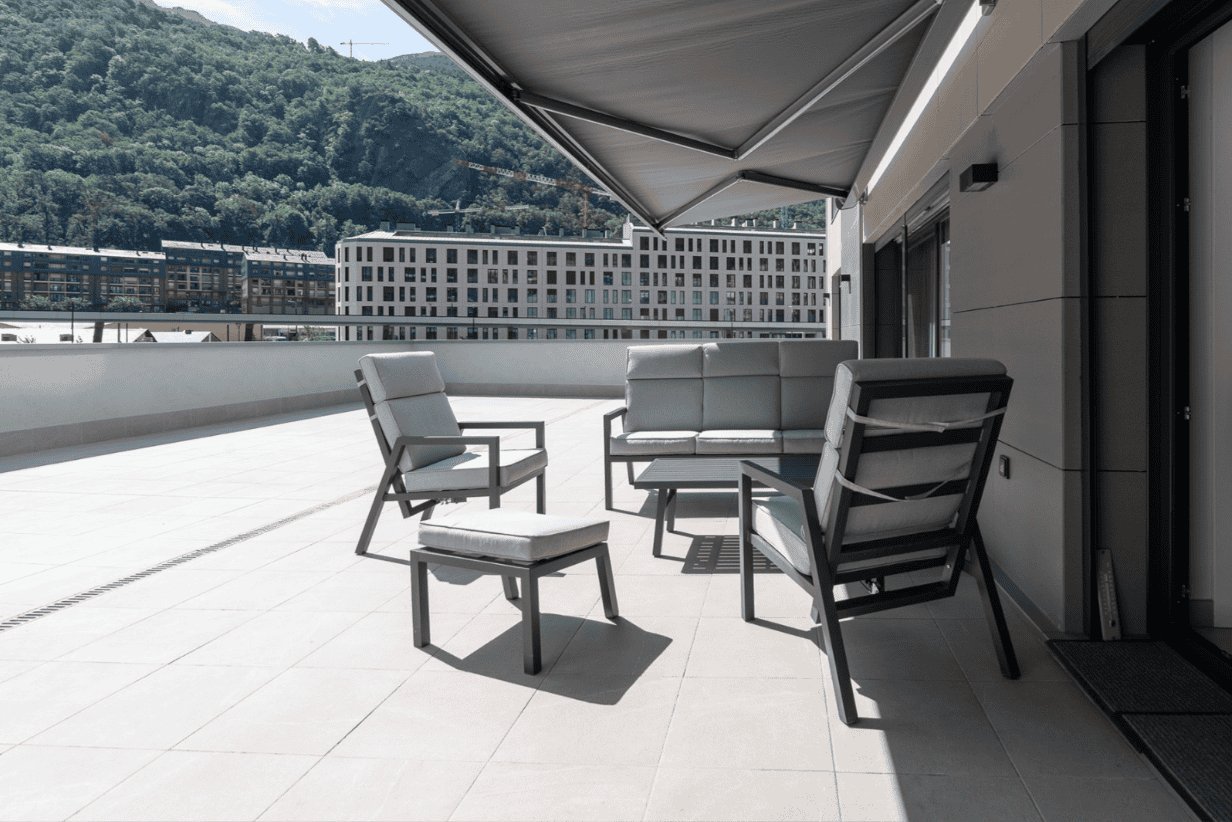 Piso de Reciente construcción con gran terraza de 120 m², 3 dormitorios y 2 plazas de parking en el centro de Andorra.
