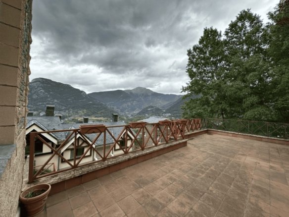 Exclusivo dúplex luminoso con jardines privados en Aldosa de la Massana