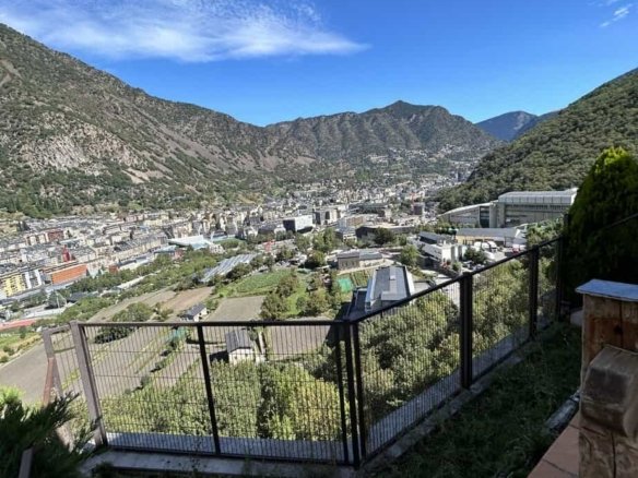 Casa adosada en Andorra la vella en entorno exclusivo y privilegiado, a solo cinco minutos del centro