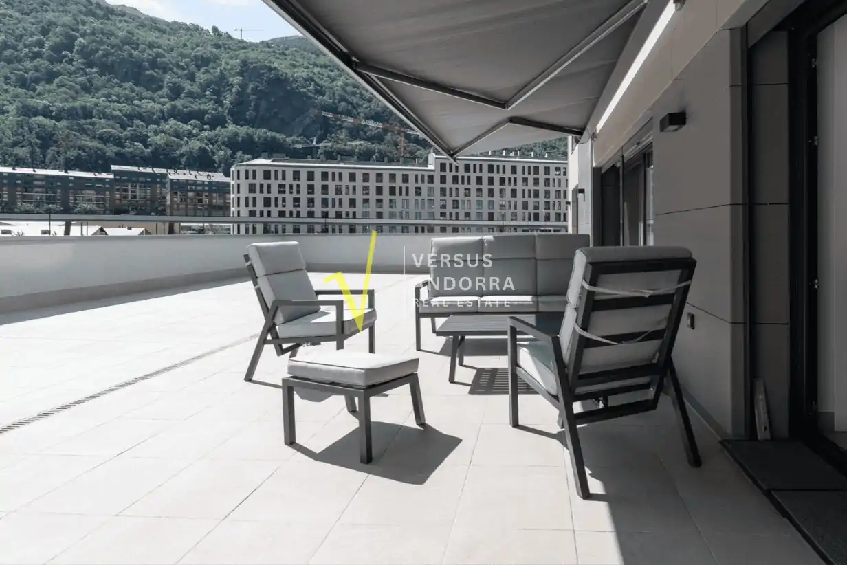 Piso de Reciente construcción con gran terraza de 120 m², 3 dormitorios y 2 plazas de parking en el centro de Andorra.