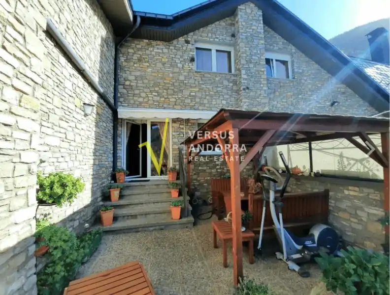 Casa en venta en Escaldes-Engordany – Chalet unifamiliar con vistas y garaje