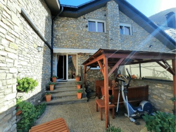 Casa en venta en Escaldes-Engordany – Chalet unifamiliar con vistas y garaje