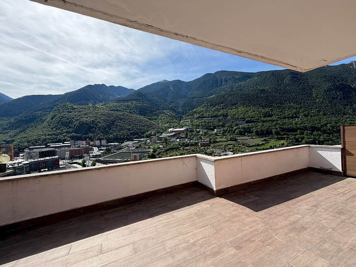 ÁTICO REFORMADO EN ANDORRA LA VELLA + GRAN TERRAZA + VISTAS PANORÁMICAS + PARKING Y TRASTERO