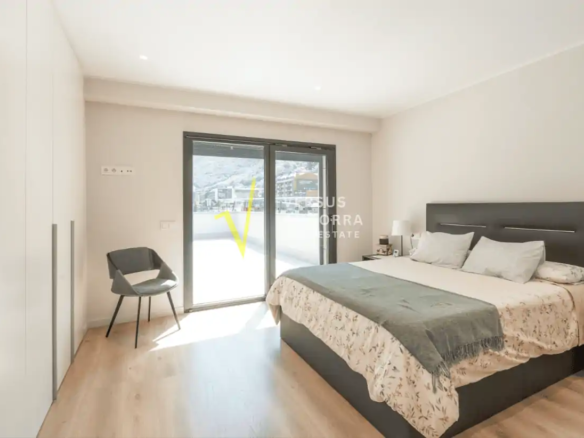 Piso de Reciente construcción con gran terraza de 120 m², 3 dormitorios y 2 plazas de parking en el centro de Andorra.