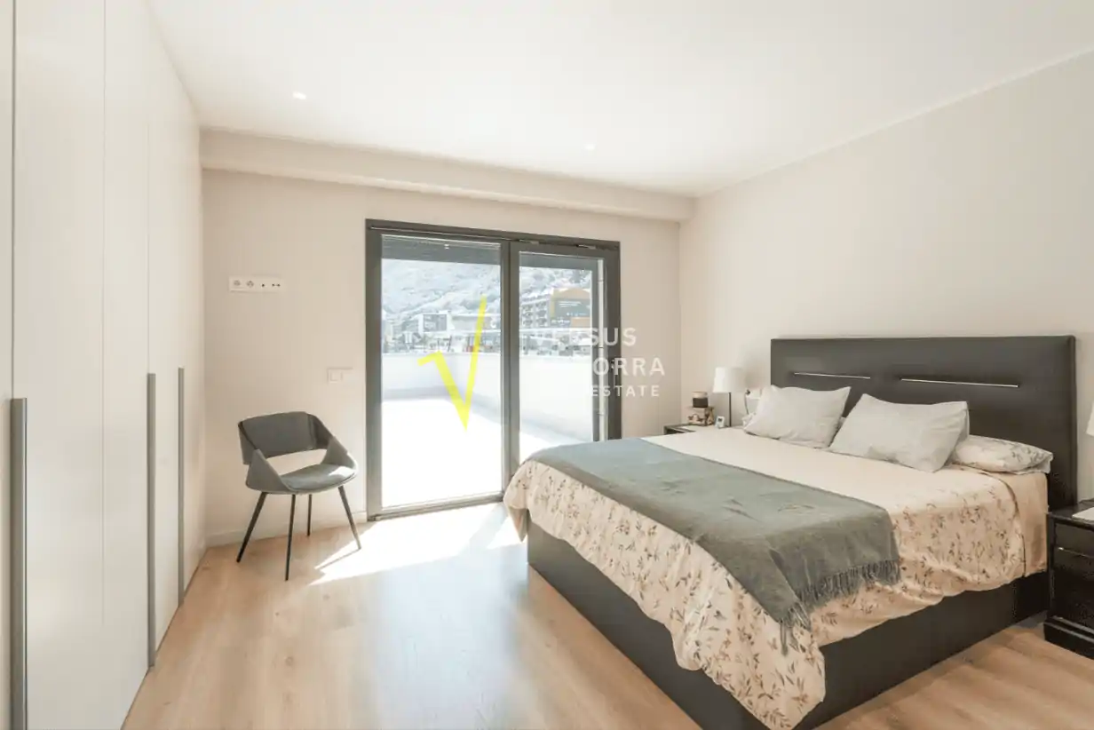 Piso de Reciente construcción con gran terraza de 120 m², 3 dormitorios y 2 plazas de parking en el centro de Andorra.