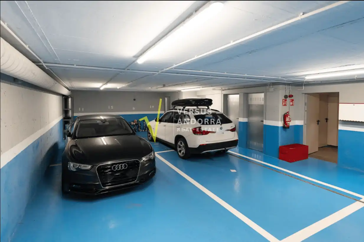 Piso de Reciente construcción con gran terraza de 120 m², 3 dormitorios y 2 plazas de parking en el centro de Andorra.