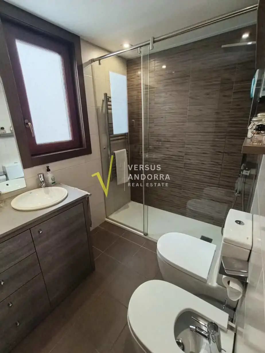 ÁTICO EN VENTA EN ENCAMP – TERRAZA DE 35 M², MUCHA LUZ Y EXCELENTE DISTRIBUCIÓN