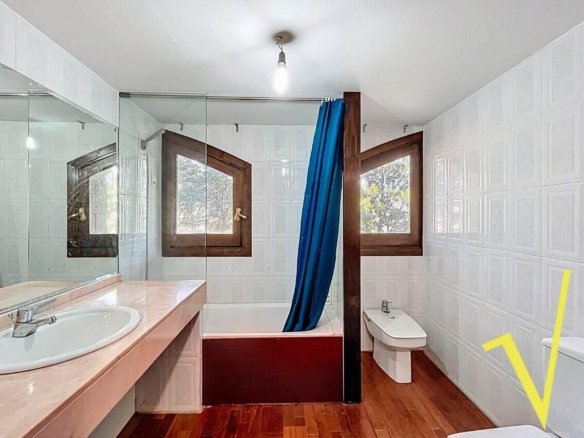 House for sale in La Massana with zen garden, sunny terrace and 390 m² of modern design