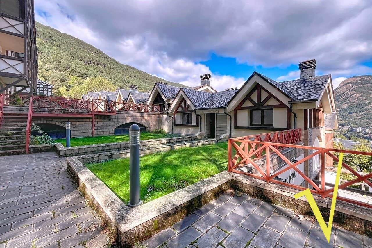 House for sale in La Massana with zen garden, sunny terrace and 390 m² of modern design