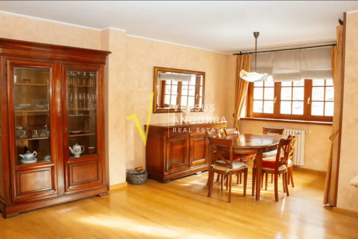 Piso luminoso con vistas al valle y box doble en venta en L’Aldosa de La Massana