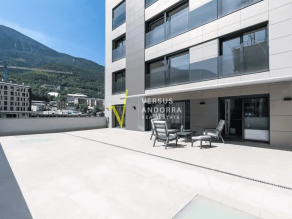 Piso de Reciente construcción con gran terraza de 120 m², 3 dormitorios y 2 plazas de parking en el centro de Andorra.