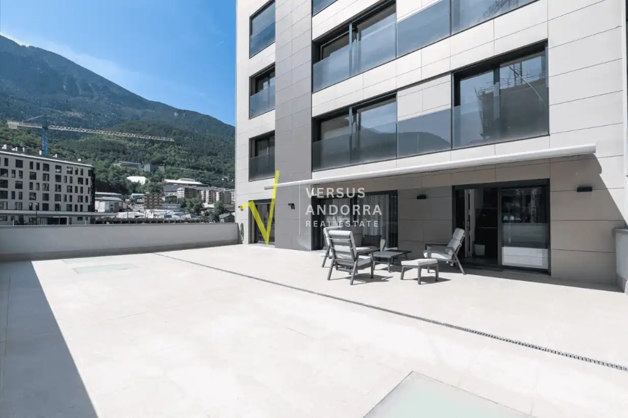 Piso de Reciente construcción con gran terraza de 120 m², 3 dormitorios y 2 plazas de parking en el centro de Andorra.