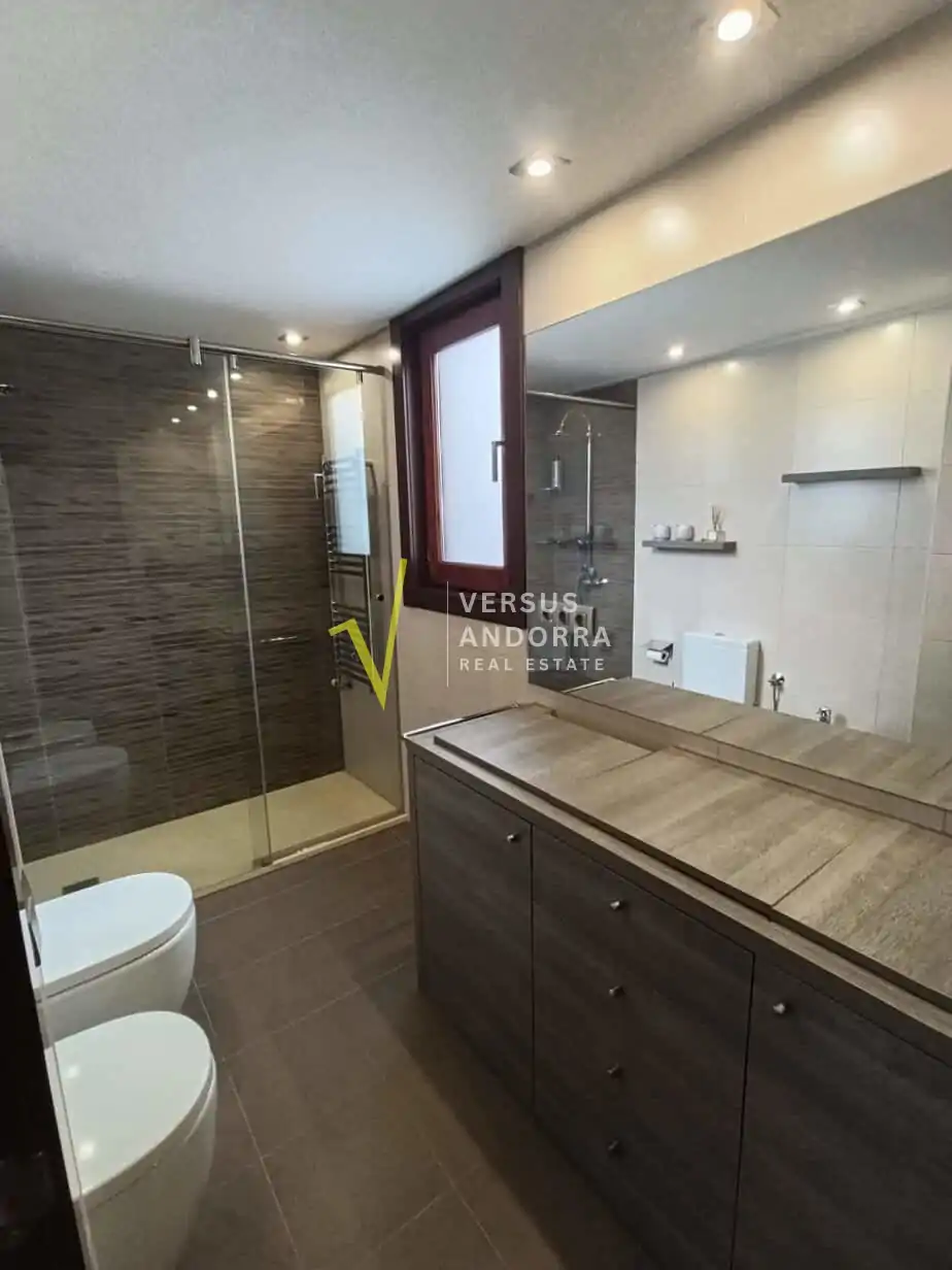 ÁTICO EN VENTA EN ENCAMP – TERRAZA DE 35 M², MUCHA LUZ Y EXCELENTE DISTRIBUCIÓN