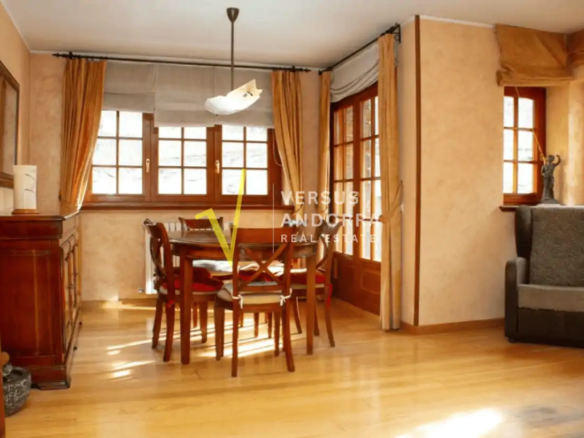 Piso luminoso con vistas al valle y box doble en venta en L’Aldosa de La Massana
