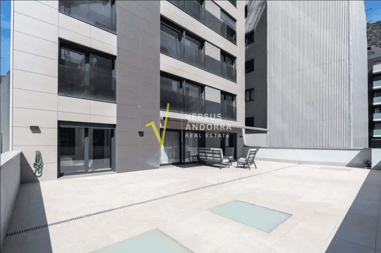 Piso de Reciente construcción con gran terraza de 120 m², 3 dormitorios y 2 plazas de parking en el centro de Andorra.