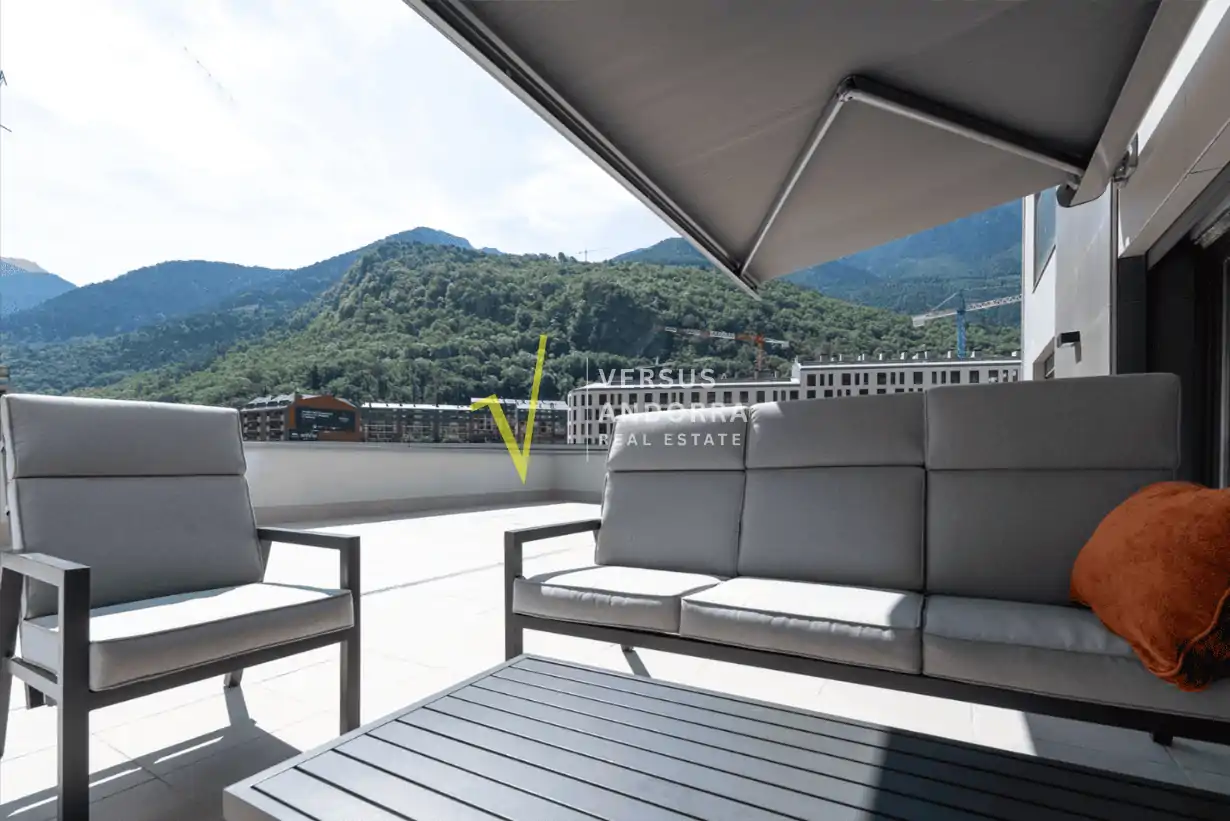 Piso de Reciente construcción con gran terraza de 120 m², 3 dormitorios y 2 plazas de parking en el centro de Andorra.