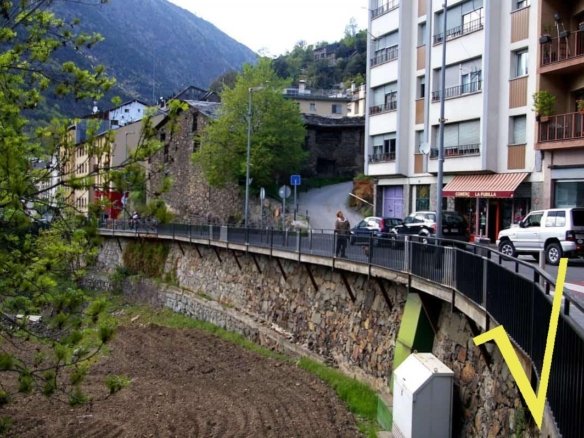 Lote de 3 pisos + 1 local en el centro de Escaldes