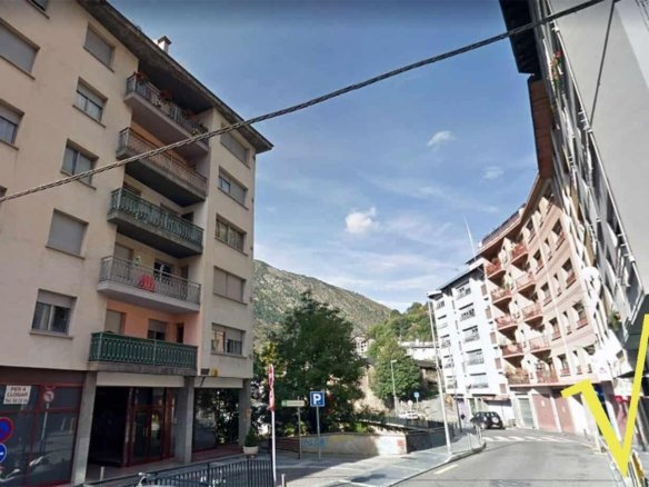 Lote de 3 pisos + 1 local en el centro de Escaldes
