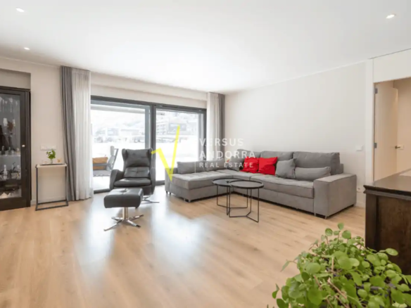 Piso de Reciente construcción con gran terraza de 120 m², 3 dormitorios y 2 plazas de parking en el centro de Andorra.