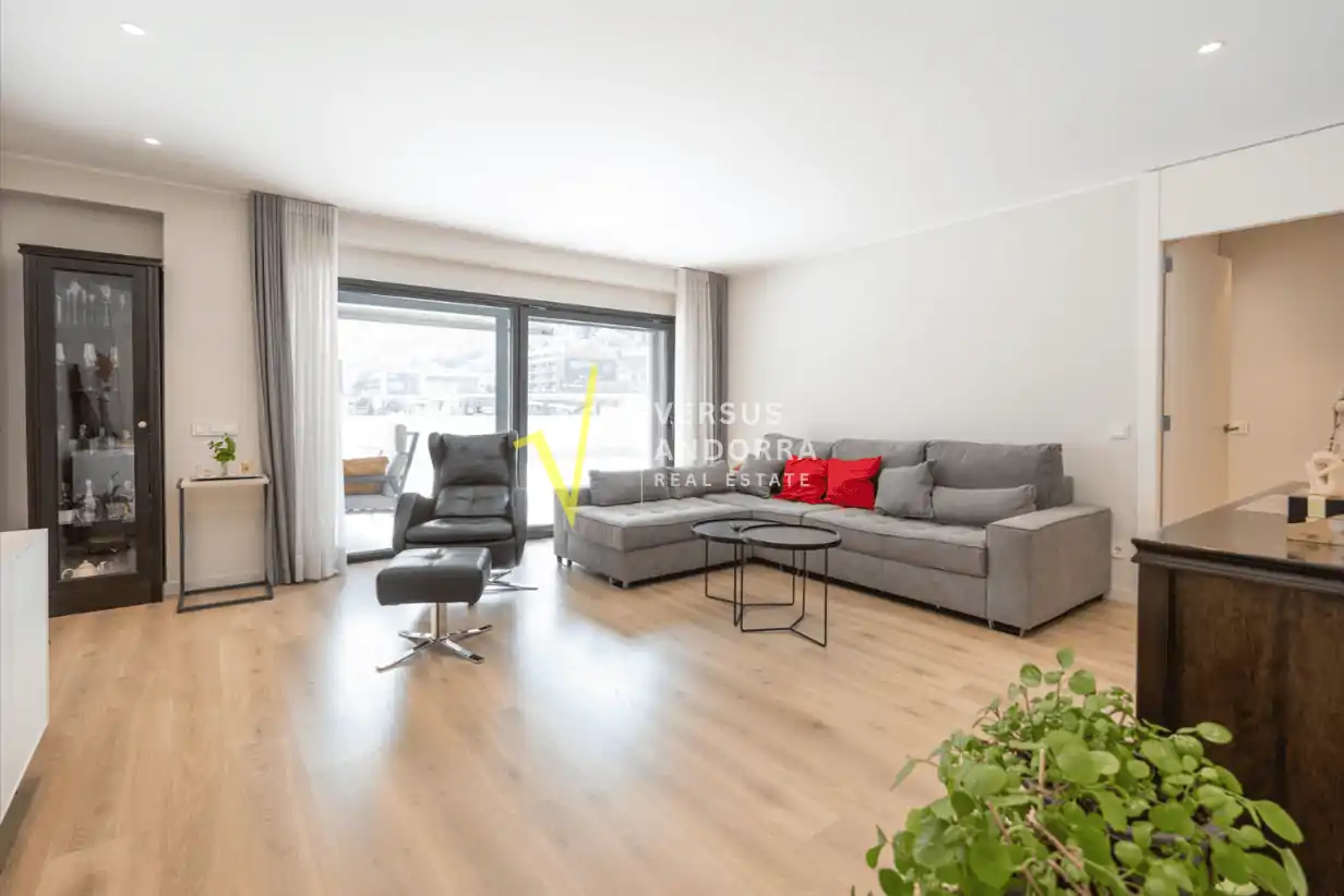 Piso de Reciente construcción con gran terraza de 120 m², 3 dormitorios y 2 plazas de parking en el centro de Andorra.