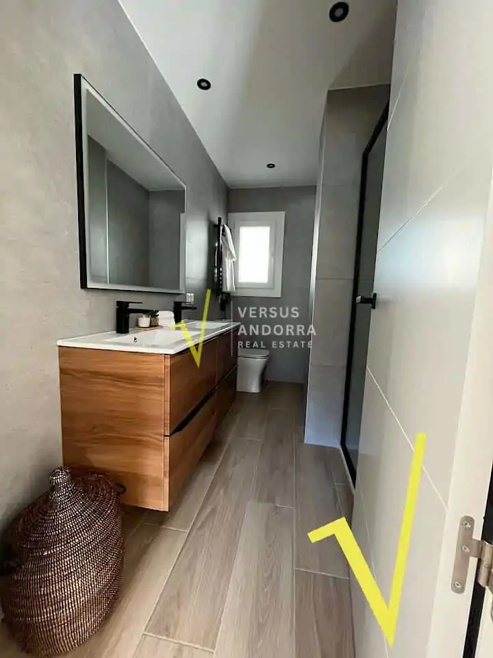 ÁTICO REFORMADO EN ANDORRA LA VELLA + GRAN TERRAZA + VISTAS PANORÁMICAS + PARKING Y TRASTERO