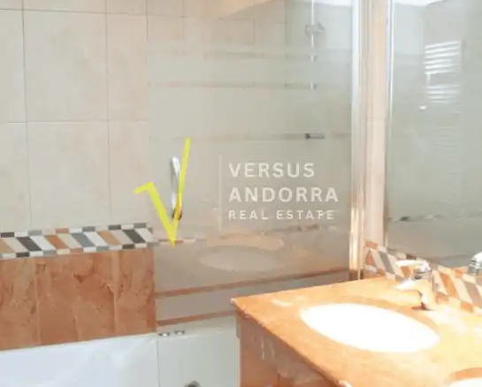 Piso luminoso con vistas al valle y box doble en venta en L’Aldosa de La Massana