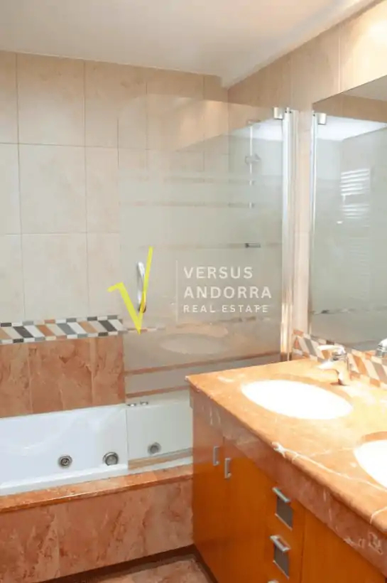 Piso luminoso con vistas al valle y box doble en venta en L’Aldosa de La Massana