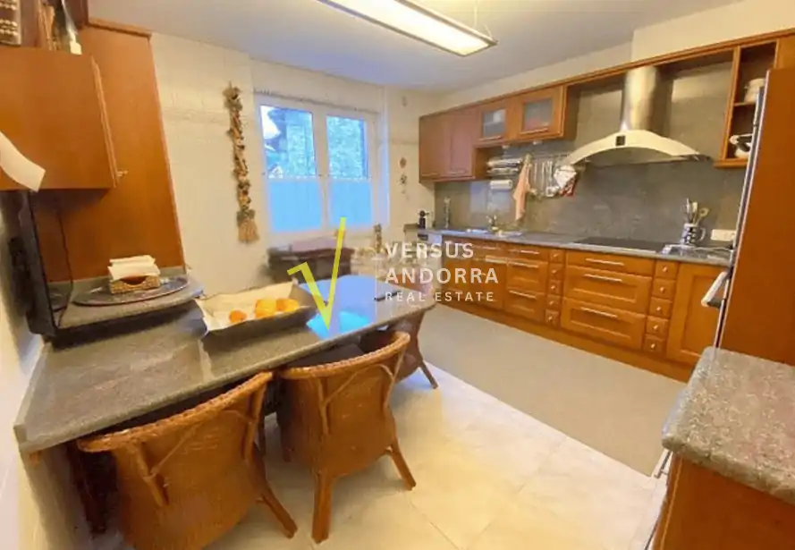 Casa en venta en Escaldes-Engordany – Chalet unifamiliar con vistas y garaje
