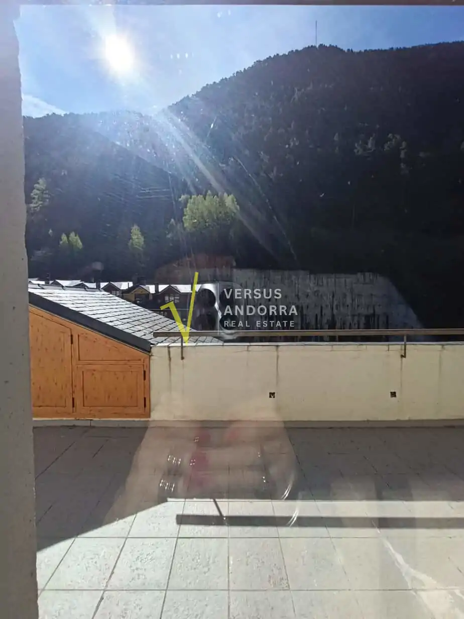 ÁTICO EN VENTA EN ENCAMP – TERRAZA DE 35 M², MUCHA LUZ Y EXCELENTE DISTRIBUCIÓN