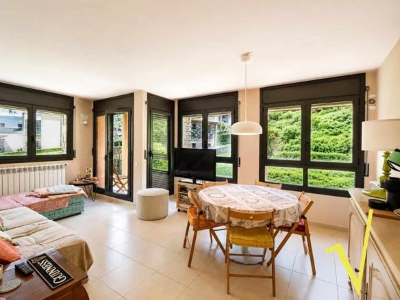 Piso en venta en Canillo de 2 habitaciones con balcón, parking y trastero
