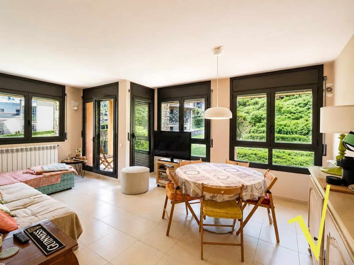 Piso en venta en Canillo de 2 habitaciones con balcón, parking y trastero