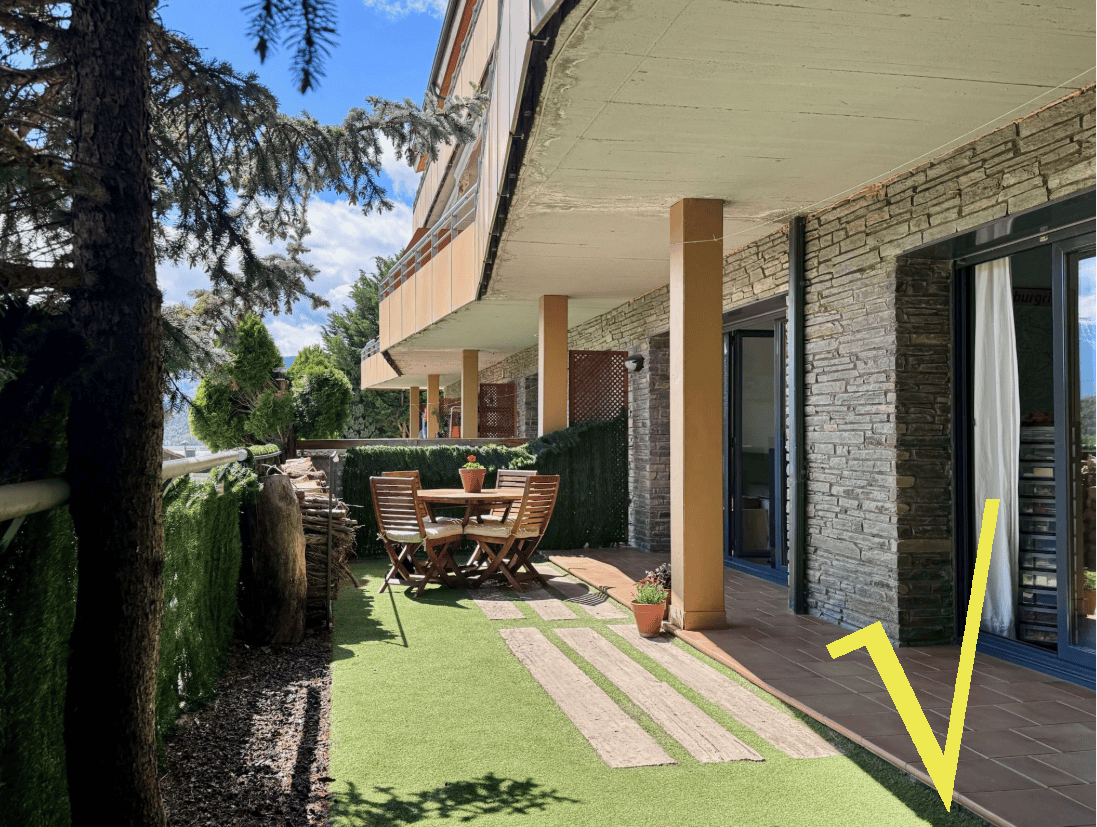 Planta baja de diseño con jardín privado, piscina y vistas al Cadí