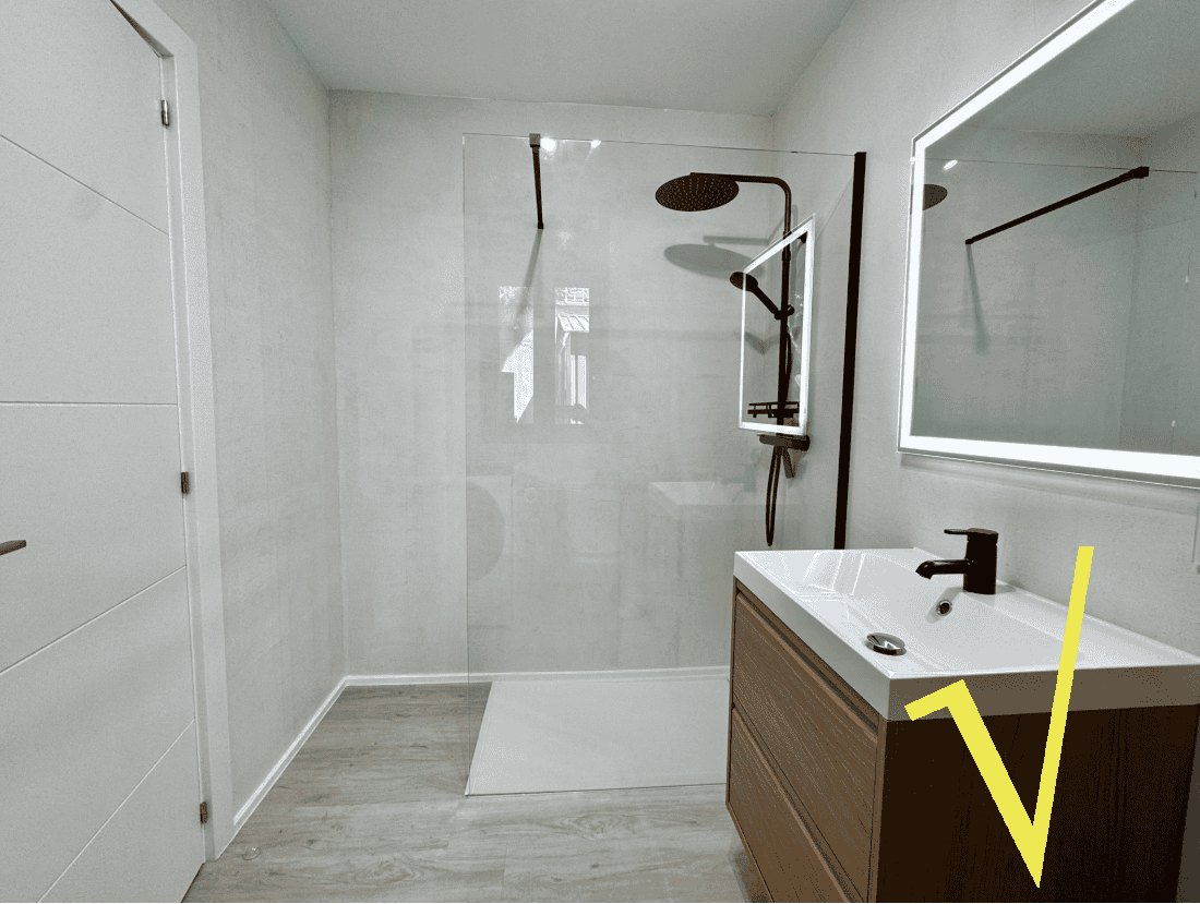 Planta baja de diseño con jardín privado, piscina y vistas al Cadí