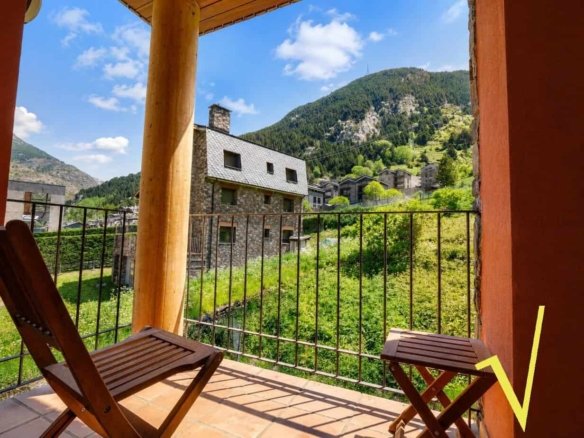 Piso en venta en Canillo de 2 habitaciones con balcón, parking y trastero