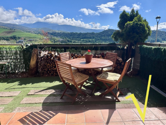 Planta baja de diseño con jardín privado, piscina y vistas al Cadí