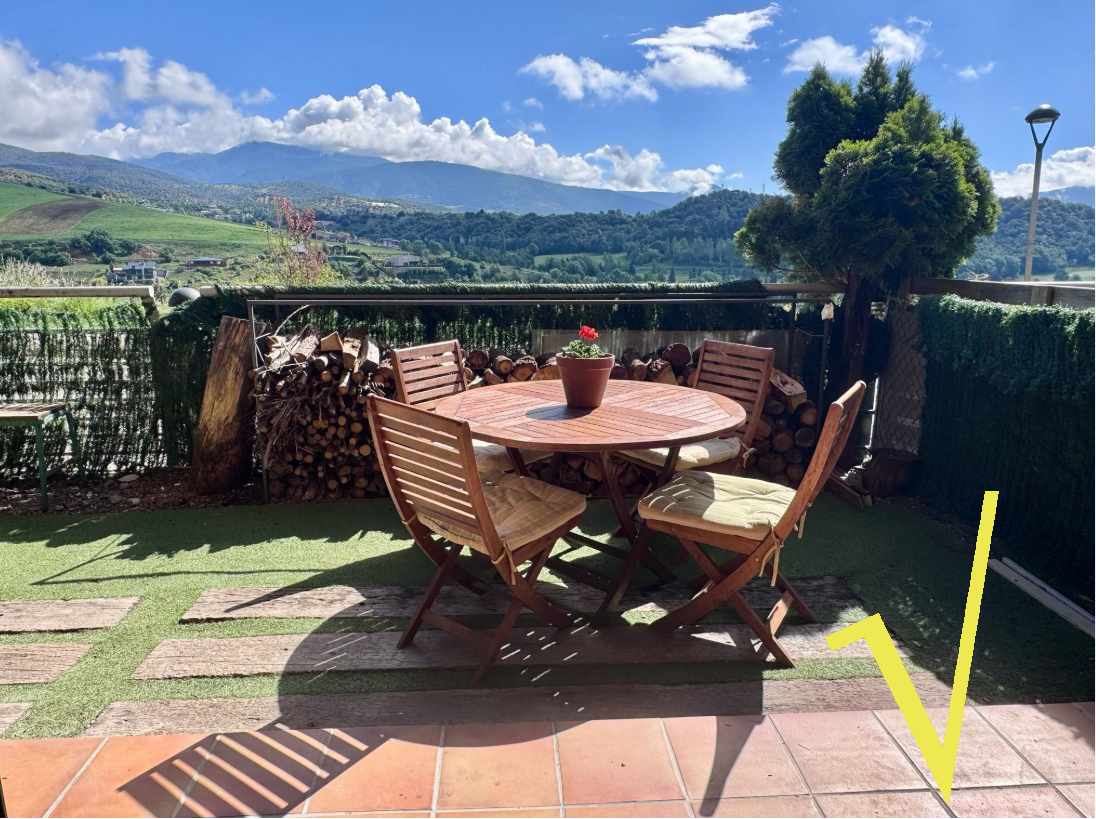 Planta baja de diseño con jardín privado, piscina y vistas al Cadí