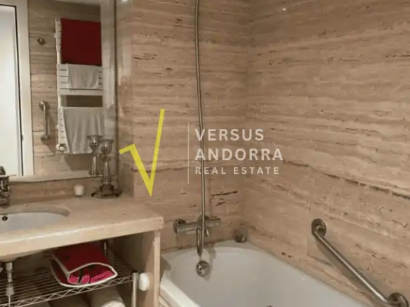 Piso de lujo reformado en venta en Andorra la Vella centro con terraza, parking y trasteros