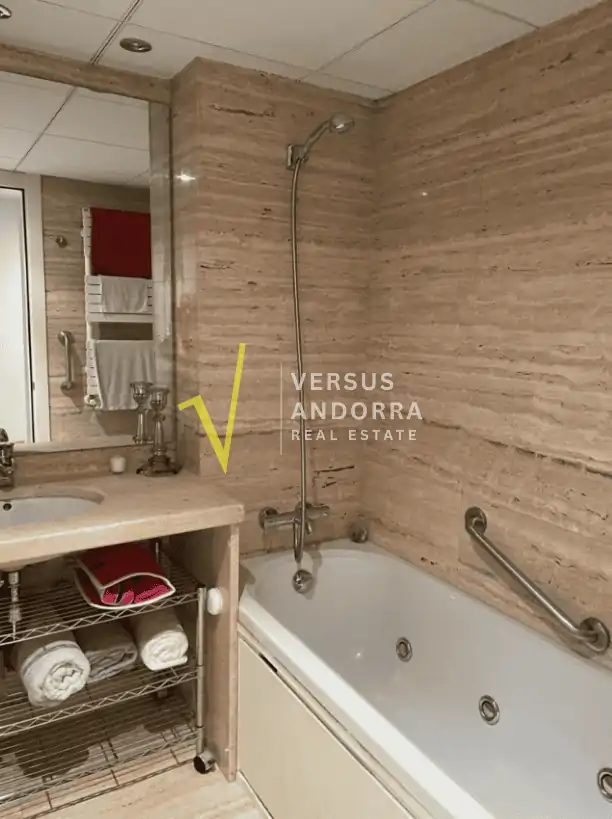 Piso de lujo reformado en venta en Andorra la Vella centro con terraza, parking y trasteros