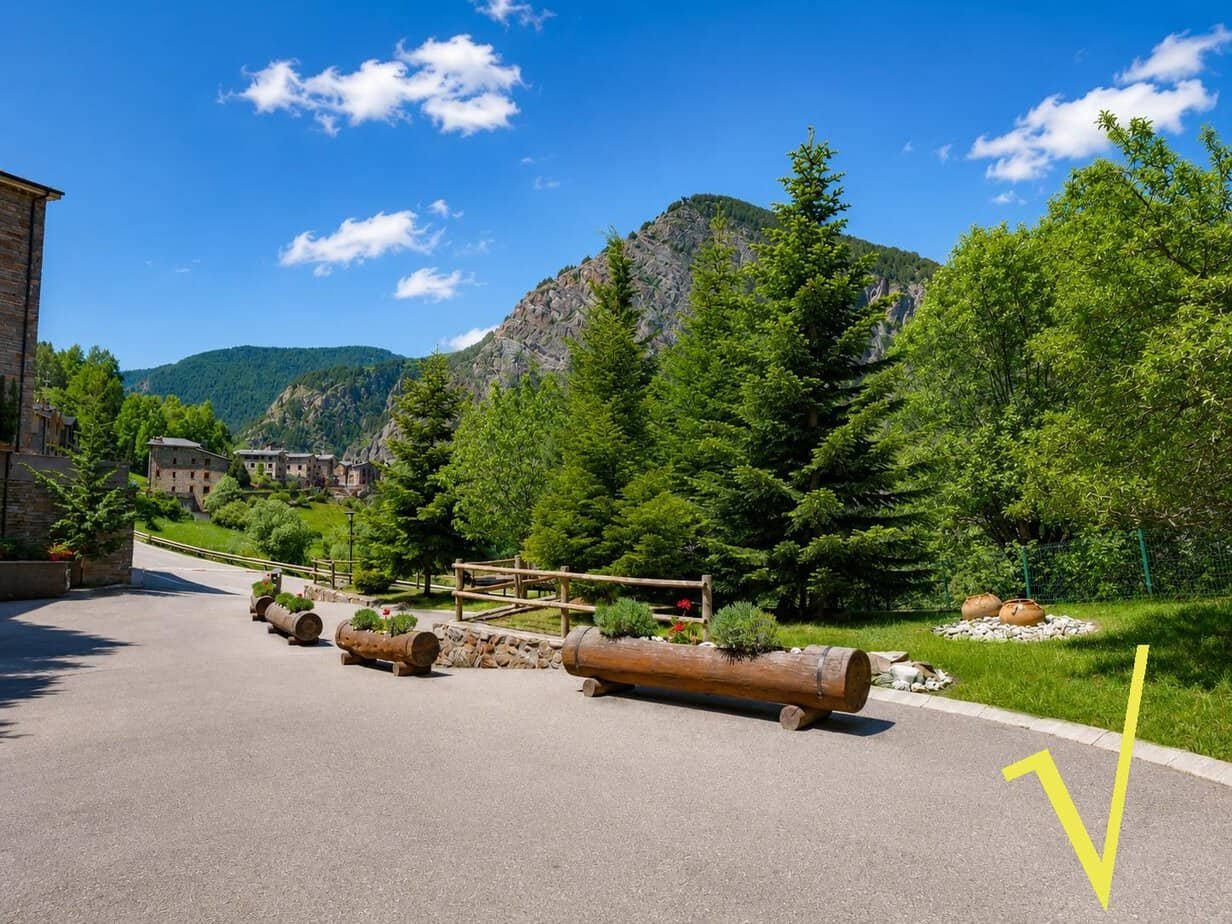 Piso en venta en Canillo de 2 habitaciones con balcón, parking y trastero