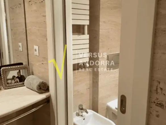 Piso de lujo reformado en venta en Andorra la Vella centro con terraza, parking y trasteros