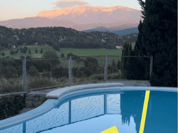 Planta baja de diseño con jardín privado, piscina y vistas al Cadí