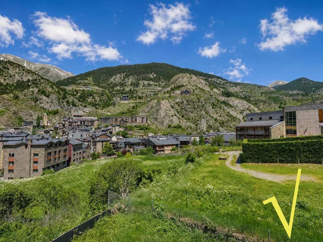 Piso en venta en Canillo de 2 habitaciones con balcón, parking y trastero