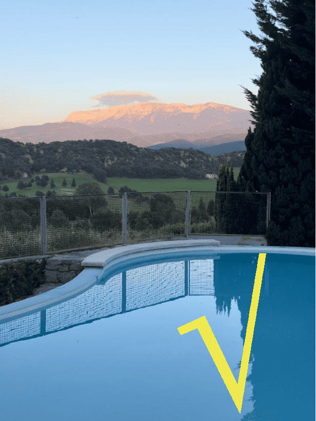Planta baja de diseño con jardín privado, piscina y vistas al Cadí