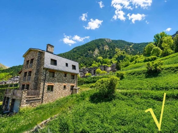 Piso en venta en Canillo de 2 habitaciones con balcón, parking y trastero