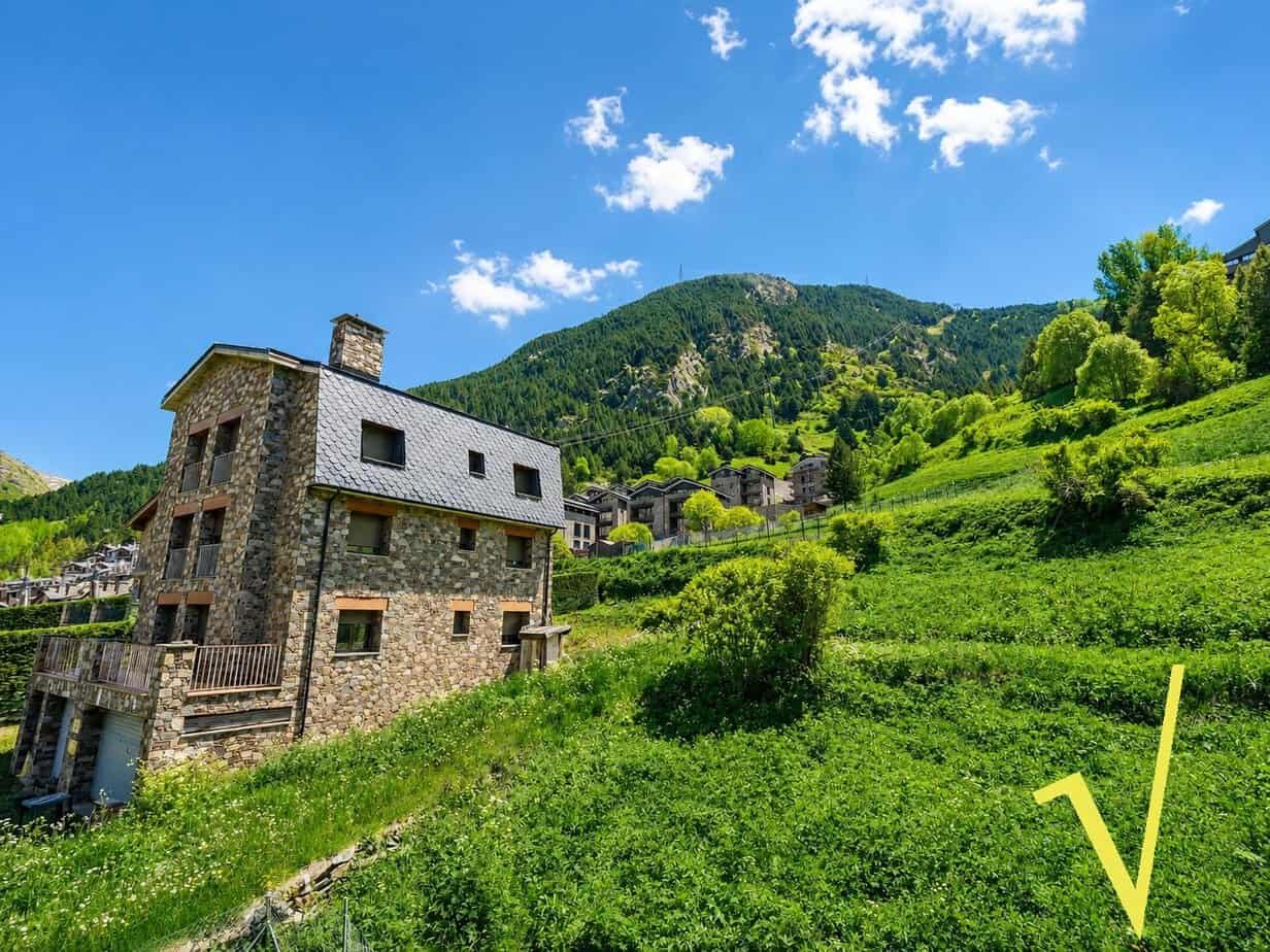 Piso en venta en Canillo de 2 habitaciones con balcón, parking y trastero