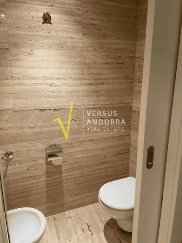 Piso de lujo reformado en venta en Andorra la Vella centro con terraza, parking y trasteros