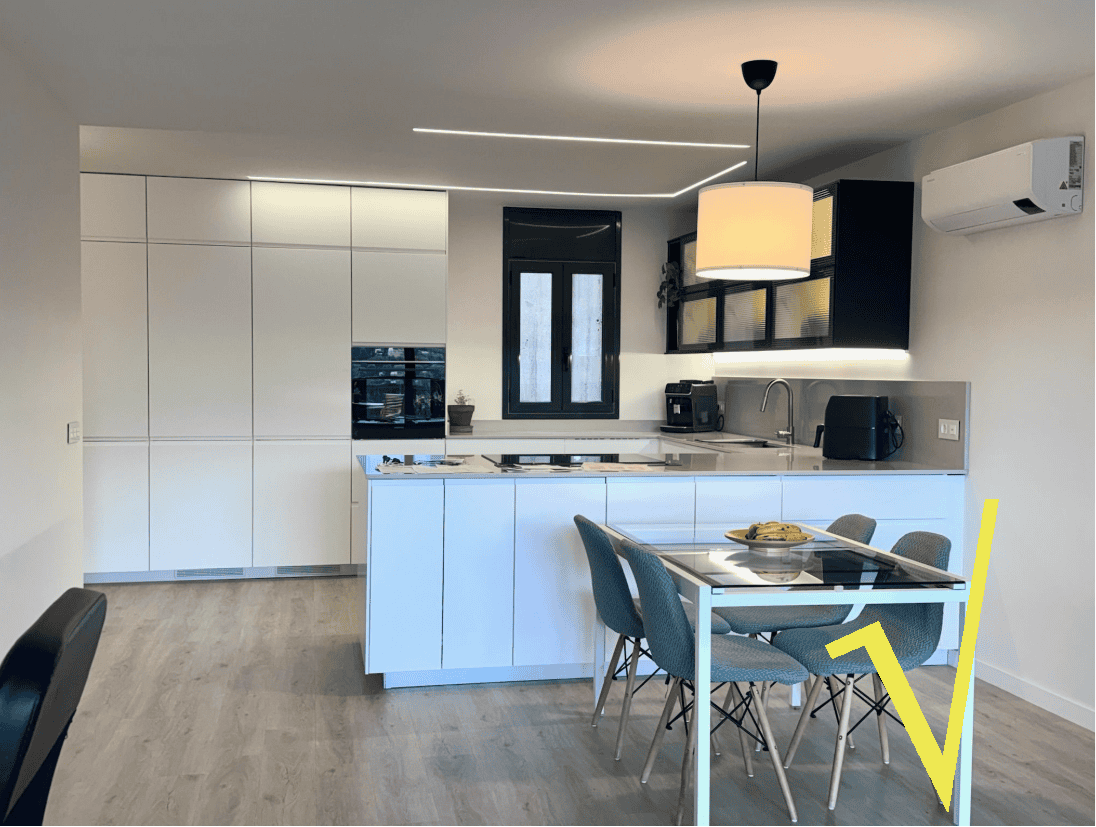 Planta baja de diseño con jardín privado, piscina y vistas al Cadí
