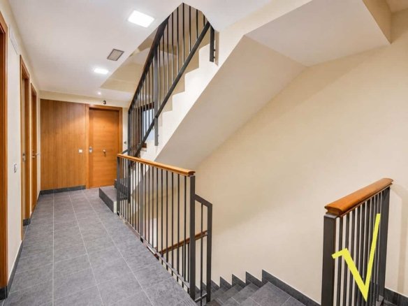 Piso en venta en Canillo de 2 habitaciones con balcón, parking y trastero